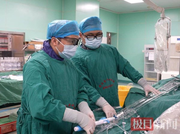 金配资 女子夜间心跳每分钟不到30次，心脏随时可能“罢工”，专家团队植入单心房“胶囊”起搏器助患者重启健康心跳